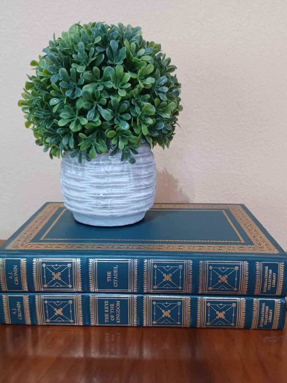 Set of 2 vintage decorator books Green & Gold International Library